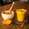 Индийские рецепты здоровья: золотое молоко из куркумы