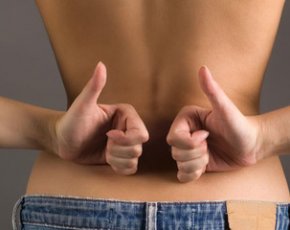 Противные складки на спине: убираем упражнениями и правильным питанием