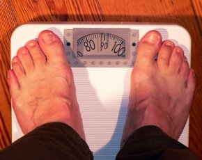 Избыточная масса: как определить степень ожирения по ИМТ, росту и весу