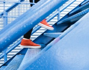 Ходьба по лестнице: польза и вред для похудения