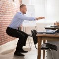 Нескучная производственная гимнастика для офисных работников: комплекс упражнений