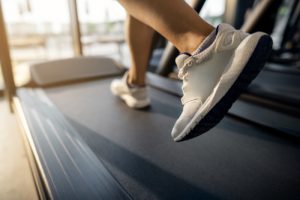 Как похудеть на беговой дорожке: правила бега и питания