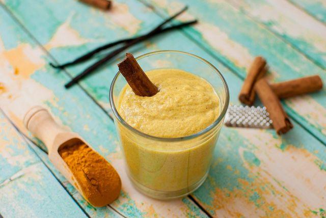 Индийские рецепты здоровья: золотое молоко из куркумы